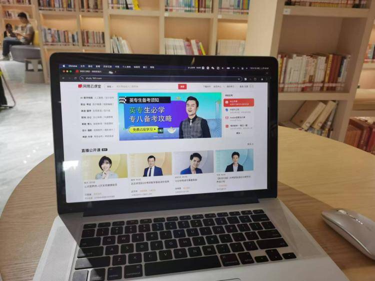 手工羽毛扇網(wǎng)站如何憑借傳統(tǒng)工藝傳承擴大流量？同行都是怎么做的？